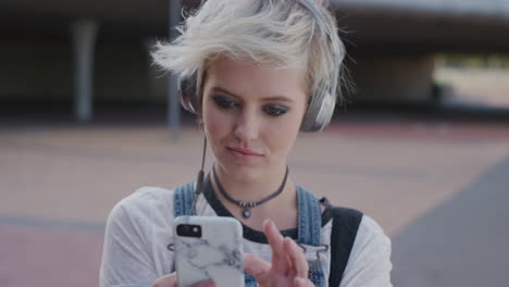 retrato de una hermosa joven adolescente que usa un teléfono inteligente disfrutando de mensajes de texto en una aplicación de comunicación de teléfono móvil con auriculares