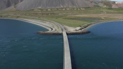 kolgrafafjörður 피요르드 입구를 가로지르는 아이슬란드 다리, 조류