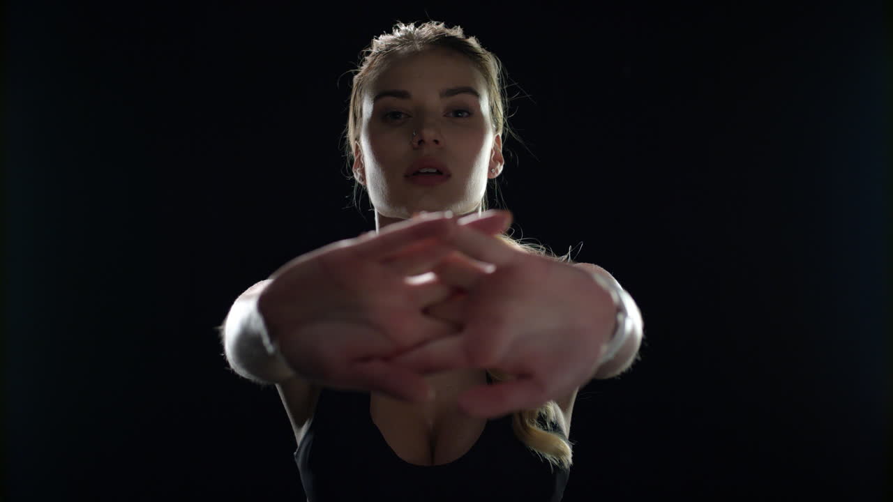 mujer de fitness haciendo ejercicio de estiramiento