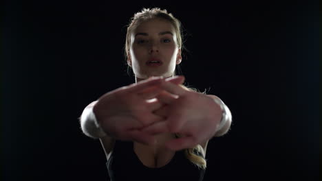 mujer de fitness haciendo ejercicio de estiramiento