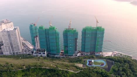 Sitio-De-Construcción-En-Una-Orilla-Cerca-Del-Agua-Durante-El-Día,-Vista-Desde-Un-Dron