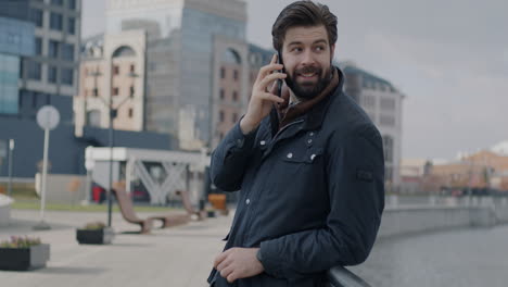 hombre hablando por teléfono en un entorno urbano