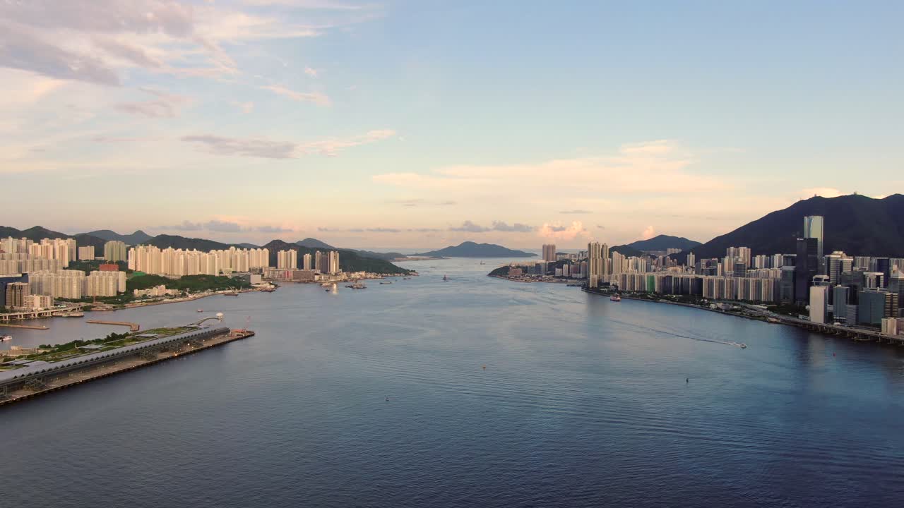bahía de hong kong y horizonte en un hermoso día, vista aérea