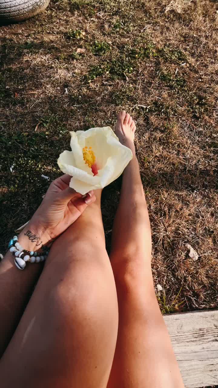 Donna che si rilassa all'aperto con un fiore
