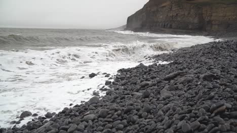 Winterflut-über-Felsigen-Strand-An-Der-Dunraven-Bay,-Südwales