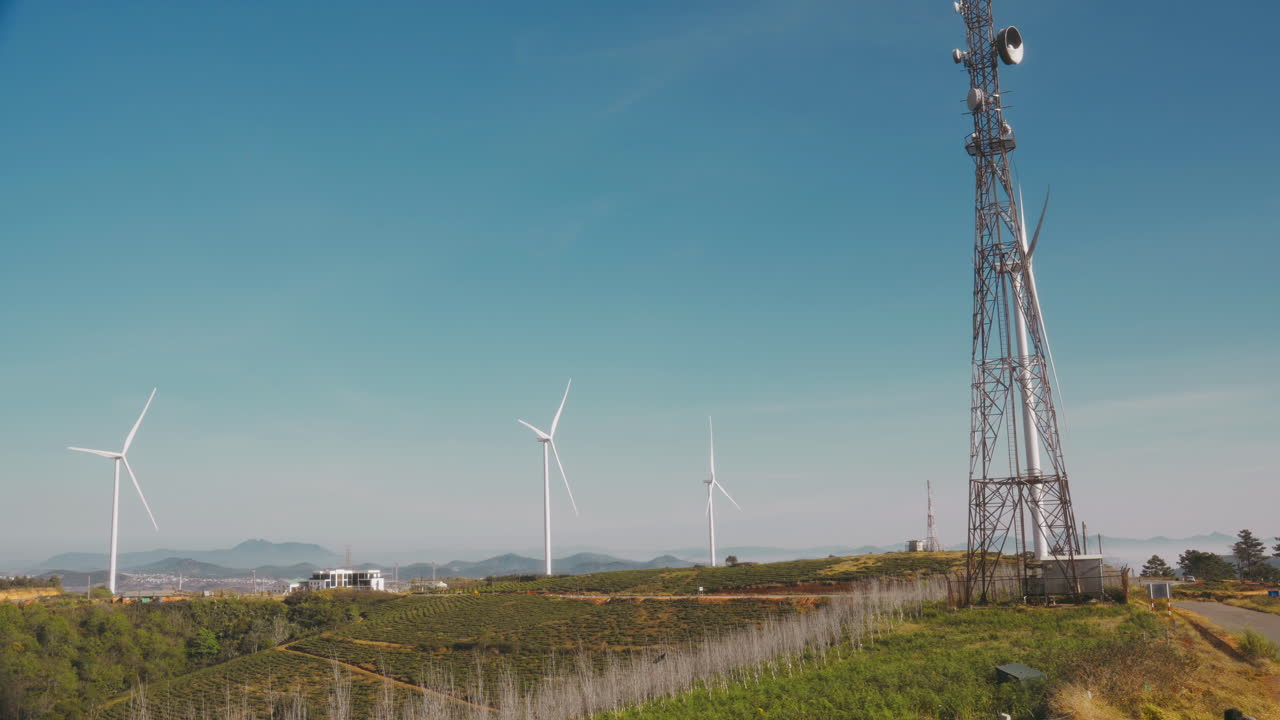 granja de turbinas eólicas generando energía bajo un hermoso cielo nublado