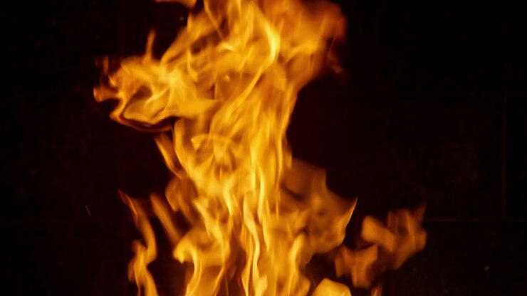 Primo piano di fiamme intense su sfondo scuro