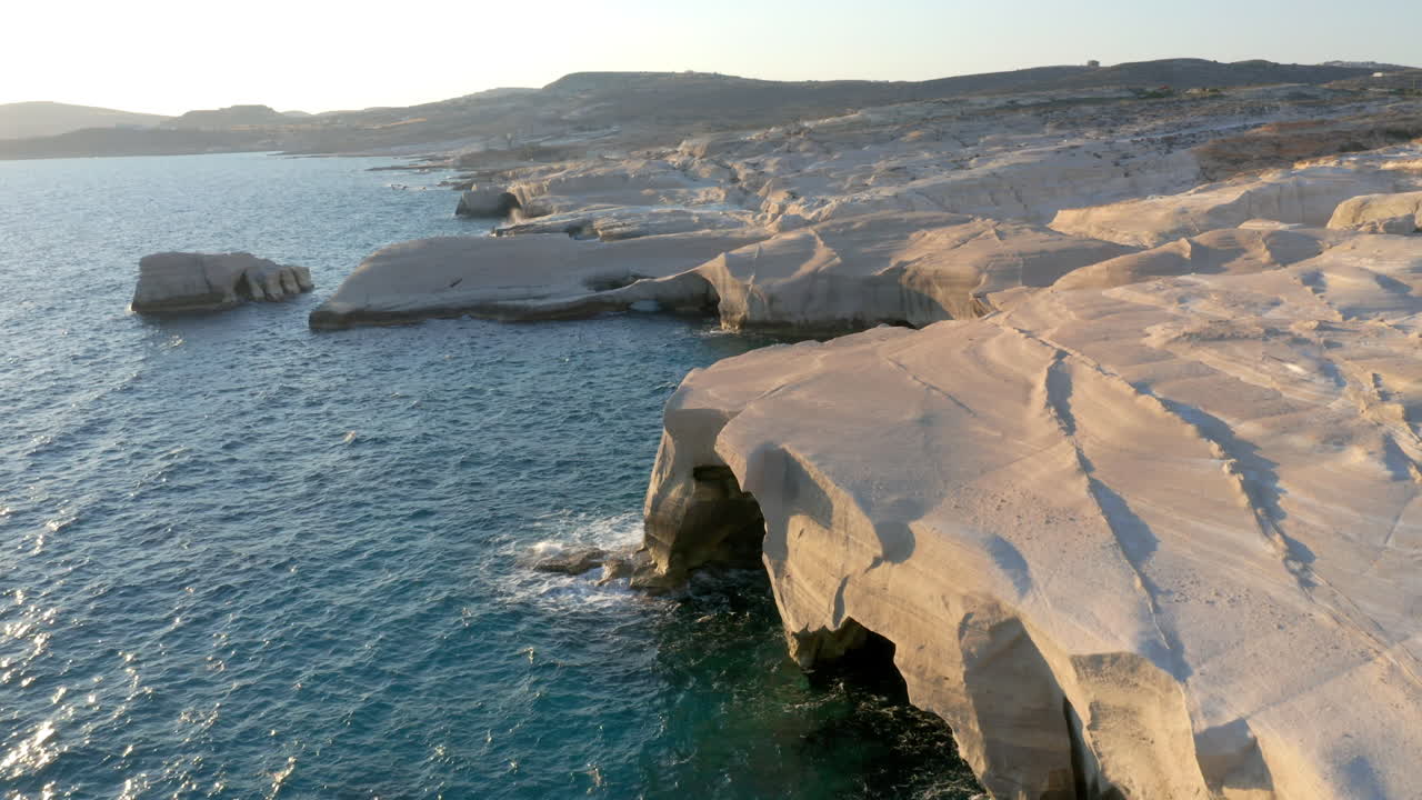 hermosa vista panorámica de la playa de sarakiniko en la isla de milos, cícladas, grecia durante el amanecer