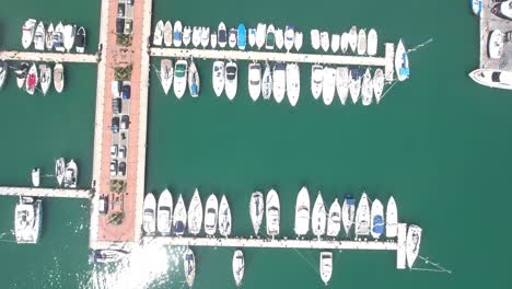 Vista-Aérea-Desde-Arriba-Hacia-Abajo-De-Drones-O-Vista-De-Pájaro-De-Barcos-Amarrados-A-Muelles