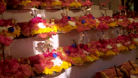 hermosas flores aromáticas naturales se preparan para la venta para ceremonias
