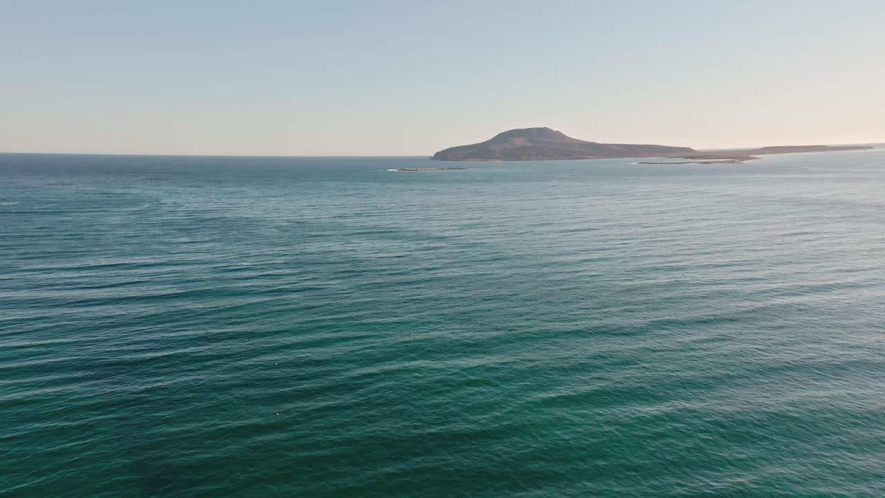 Inquadratura grandangolare da drone di un'isola in avvicinamento nell'Oceano Pacifico, con dolly in.