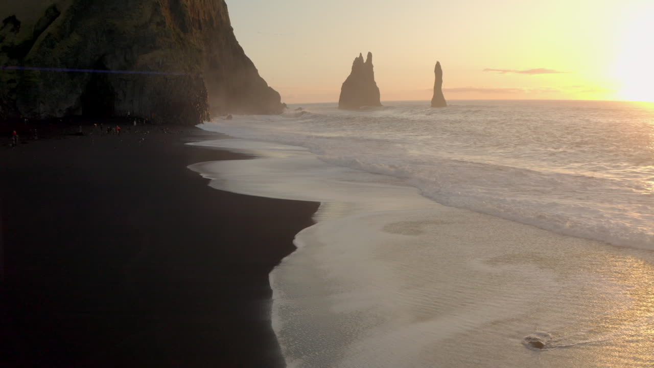 slider drone disparó sobre la playa de arena negra y columnes reynisfjara islandia