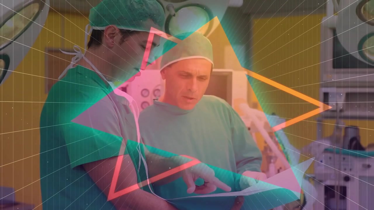 Due chirurghi chinati su un grafico in sala operatoria, che collaborano sulle informazioni del paziente mentre una sovrapposizione al neon pulsa.
