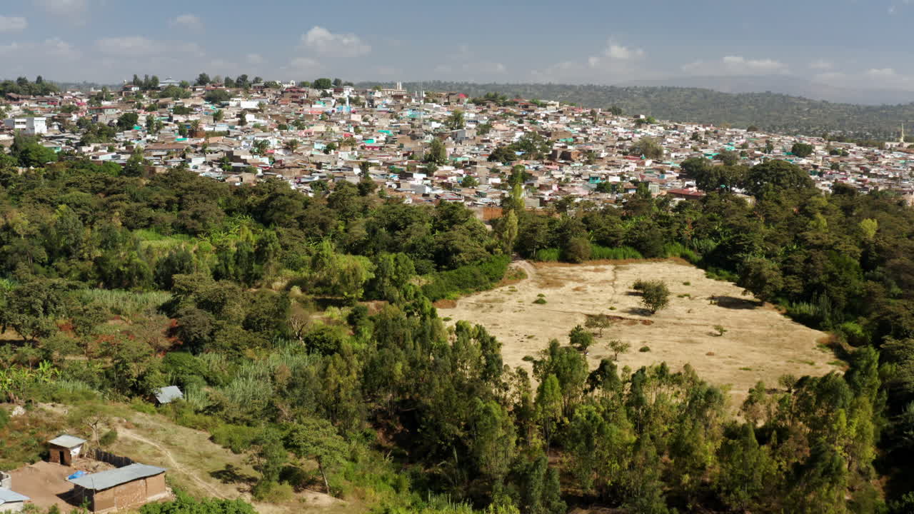 vista aérea de harar, ciudad amurallada en etiopía en verano