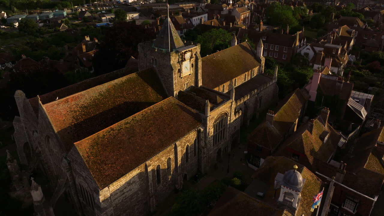 Complesso della Chiesa di Santa Maria al tramonto a Rye, East Sussex, Inghilterra, Regno Unito. - ripresa aerea