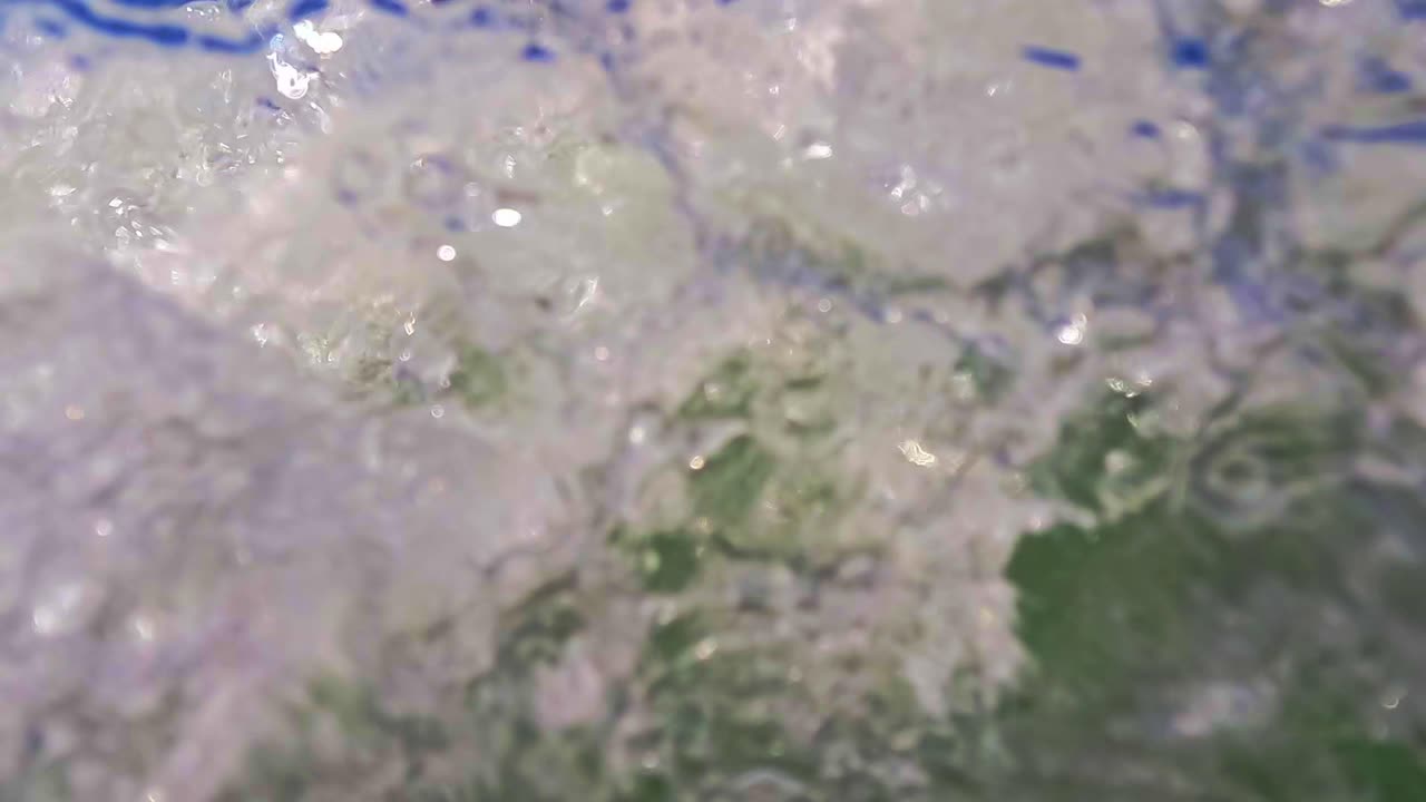 разделенный подводный вид морских волн, разбивающихся о камеру