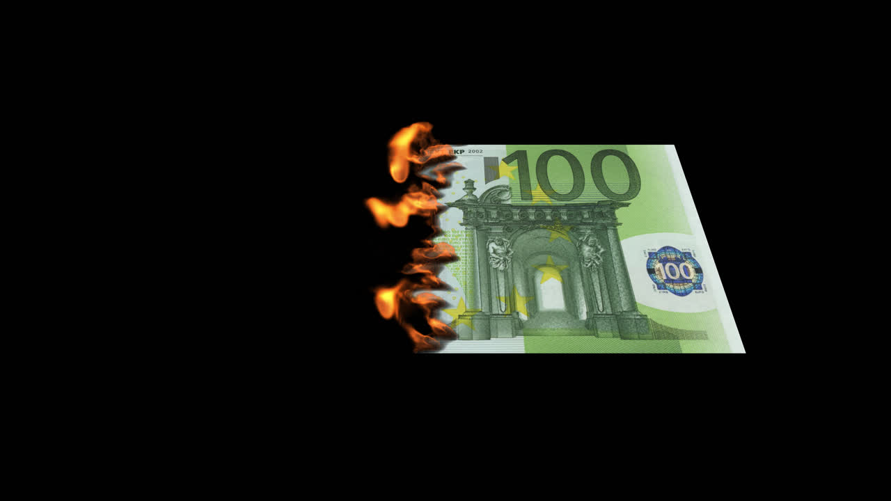 100유로 지폐를 불태우고 있다.