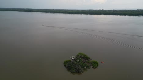 über-Dem-Meer-Und-Der-Lagune-Von-Manialtepec-In-Der-Nähe-Von-Puerto-Escondido,-Oaxaca,-Mexiko