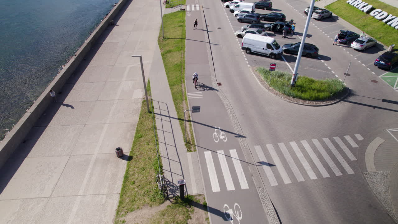 drone aéreo sobre el bulevar costero en gdynia, polonia