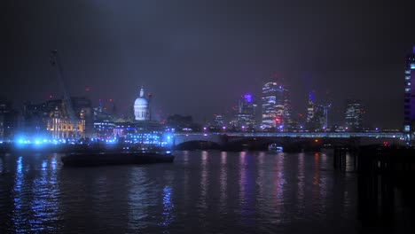 Vista-Nocturna-Cinematográfica-Del-Barco-Marino-Y-El-Paisaje-Urbano-De-Londres-Junto-Al-Río-Támesis-Cerca-Del-Puente-Blackfriars-En-Londres,-Reino-Unido