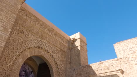 Kasbah-De-La-Entrada-De-Udayas-Con-Arco-De-Piedra-Y-Elementos-Vibrantes,-Marruecos