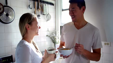 Pareja-Feliz-Desayunando