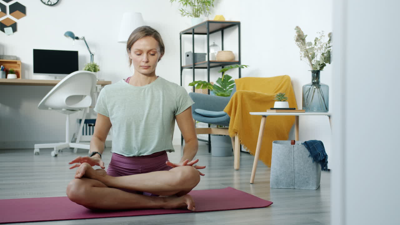 mujer practicando yoga en casa