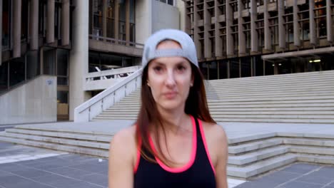 bailarina callejera caminando por la ciudad 4k