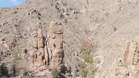 Umlaufende-Drohnenaufnahme-Eines-Beliebten-Kletterfelsens-In-Fort-Collins,-Colorado