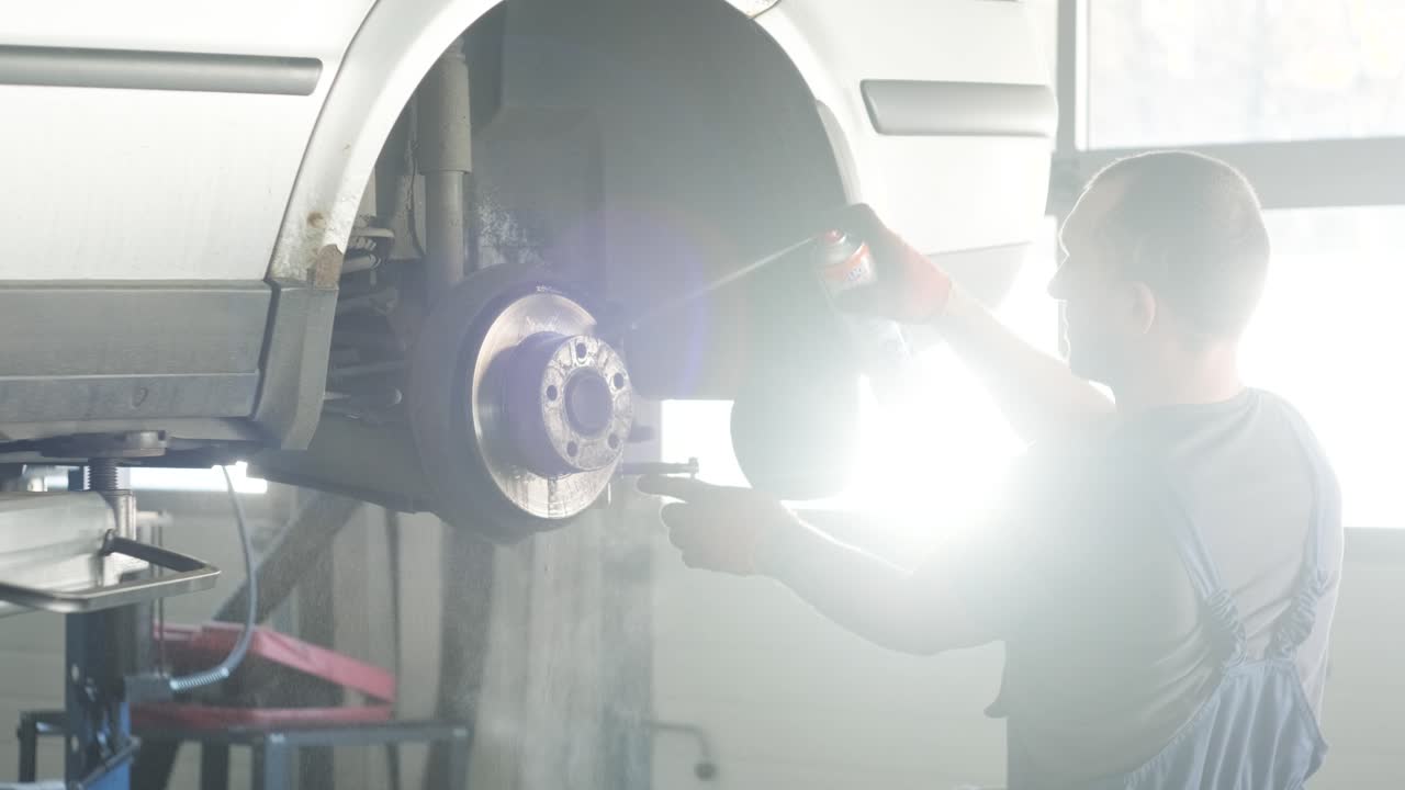 차고에서 자동차 브레이크 수리