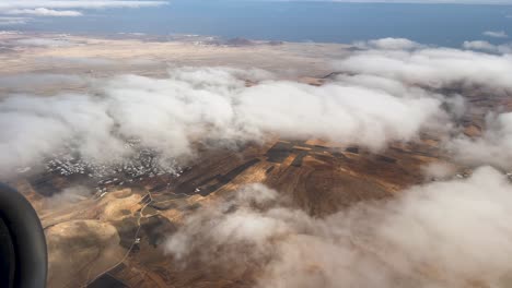 vista aérea de lanzarote desde el avión por encima de las nubes parque natural de timanfaya