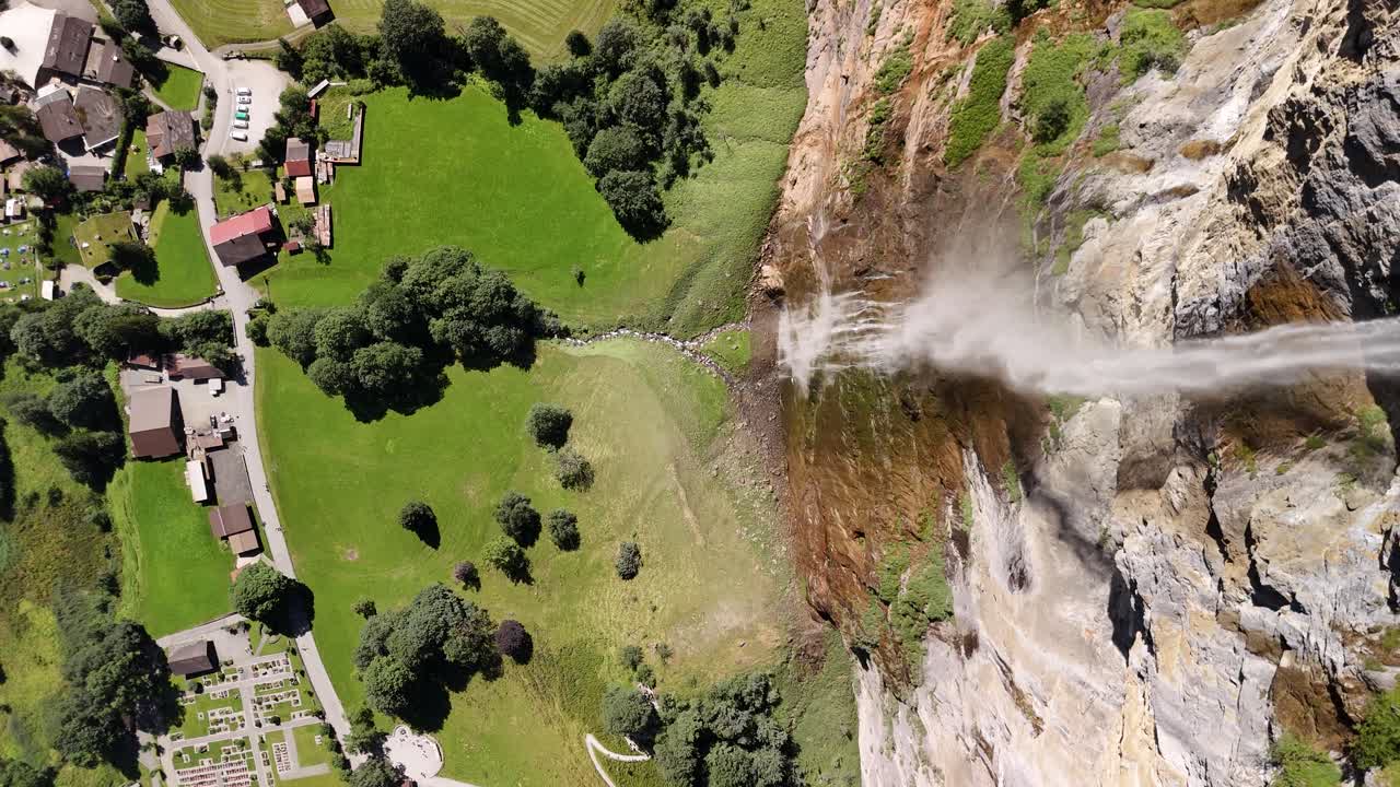 catarata suiza alpes montañas acantilados, valle de la aldea viajes aéreos suizos