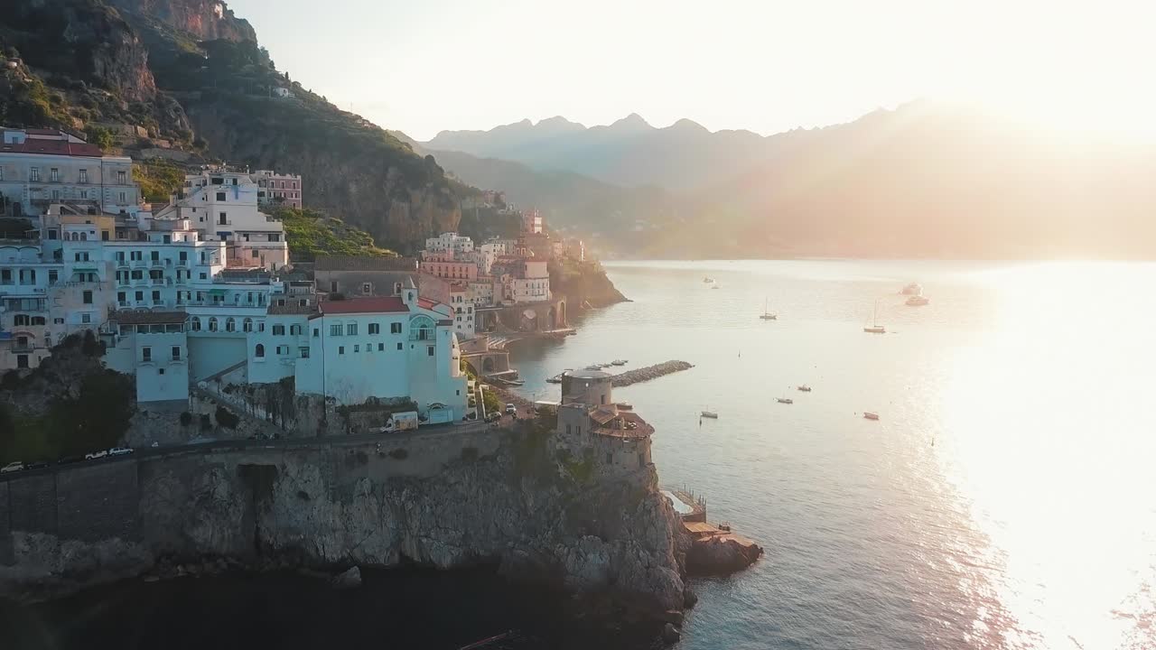 atrani aerial por el amanecer, costa de amalfi