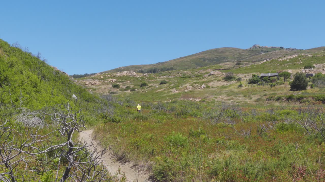 пеший турист идет по безмятежному полю в горах природного парка синтра-кашкайш