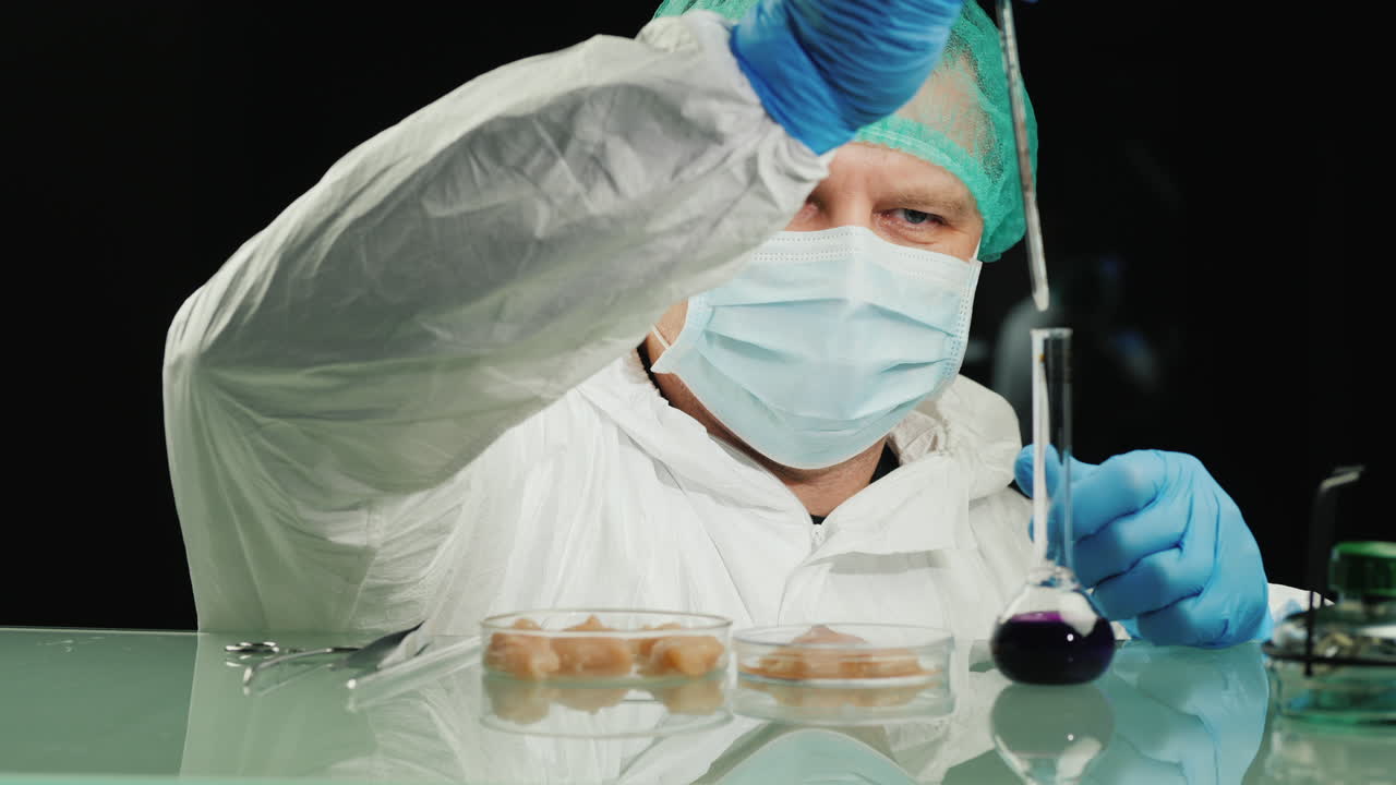 el hombre analiza muestras de carne de pollo para detectar el virus de la gripe aviar