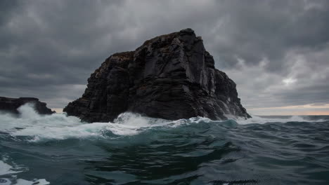 poderosas olas chocando contra la costa rocosa