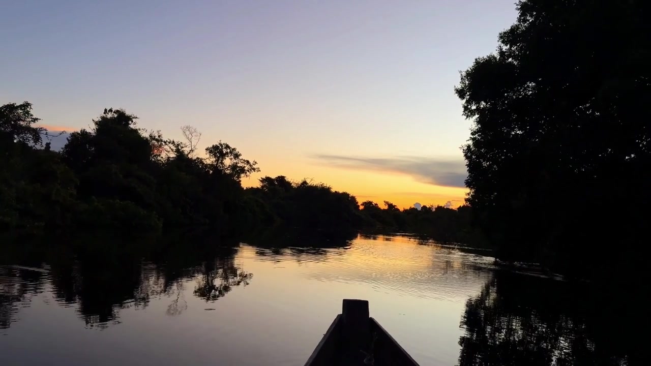 Vista panorámica del río Yacuma al atardecer en la Amazonía boliviana.