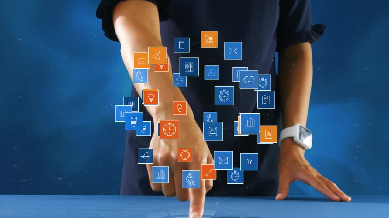 hombre jugando con pantalla táctil