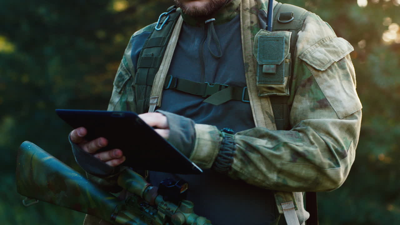 Portræt af en militærmand, der bruger en tablet 2