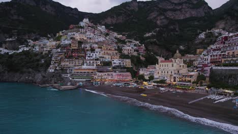 Exótico-Destino-De-Viaje-De-Playa-De-Positano-En-La-Costa-De-Amalfi-De-Italia,-Antena