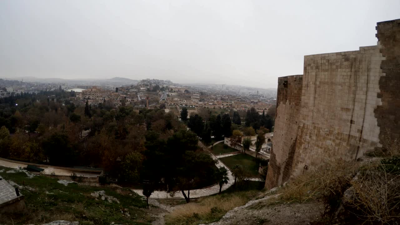 vista de la ciudad y el parque desde las paredes del castillo de urfa nieve y lluvia