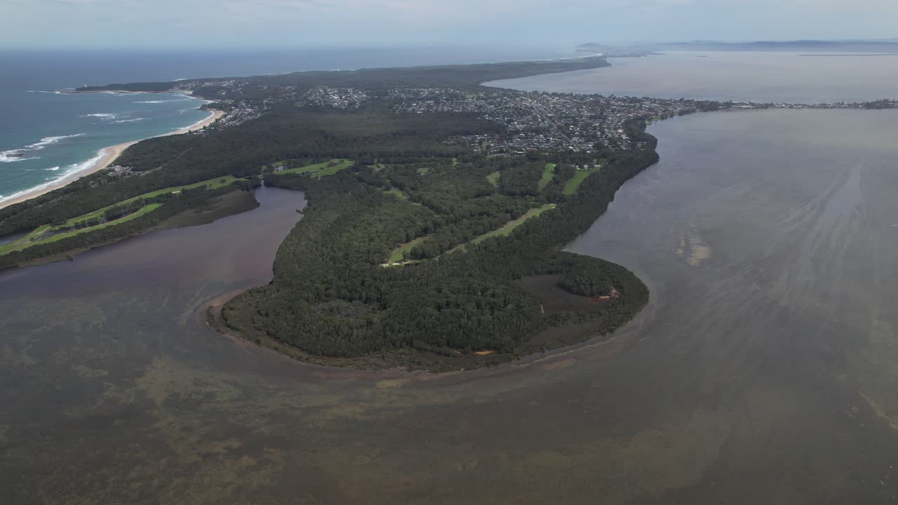 воздушный вид на прибрежный ландшафт с полем для гольфа и жилым районом