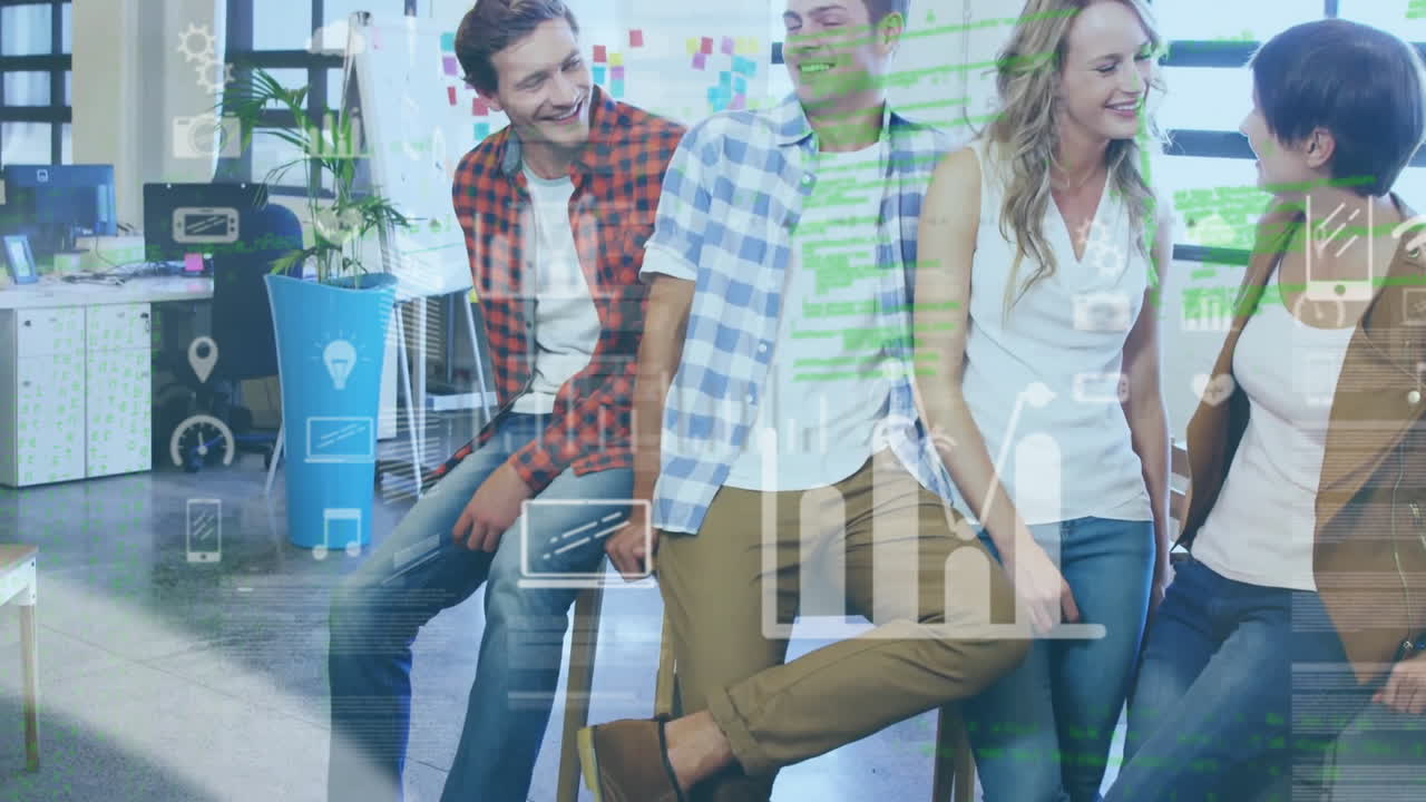 animación del procesamiento de datos con iconos sobre diversos colegas en la oficina