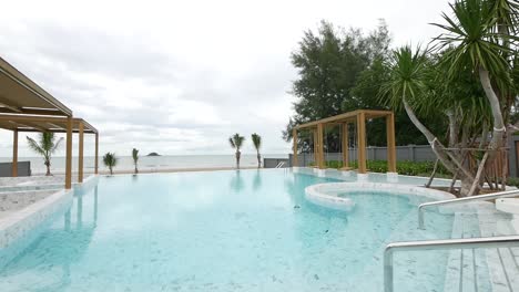 Entspannender-Garten-Mit-Swimmingpool,-Umgeben-Von-Einem-Wunderschönen-Blick-Auf-Den-Strand