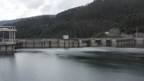 Couto-De-Steves-Dam-Flyover,-Stausee-Am-Vouga-River