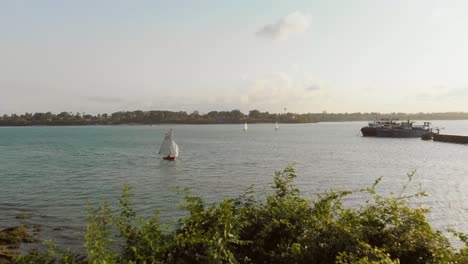 reveladora toma de navegación en el puerto de mombasa, kenia