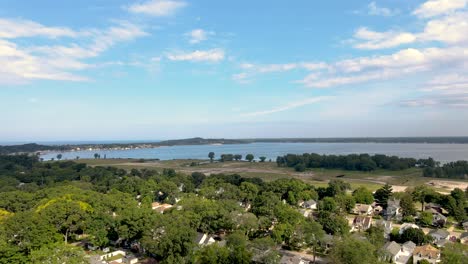 Panorámica-Aérea-Sobre-El-Lago-Muskegon-En-El-Barrio-Junto-Al-Lago-De-Muskegon