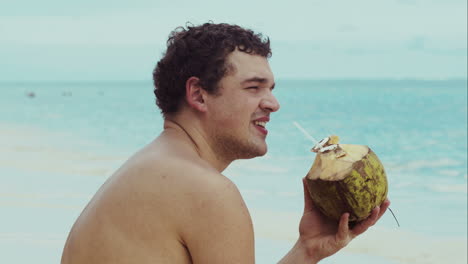 Hombre-En-La-Playa-Bebiendo-De-Coco