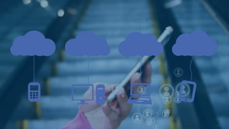 animación de nubes con iconos de medios y mujer de negocios con teléfono inteligente