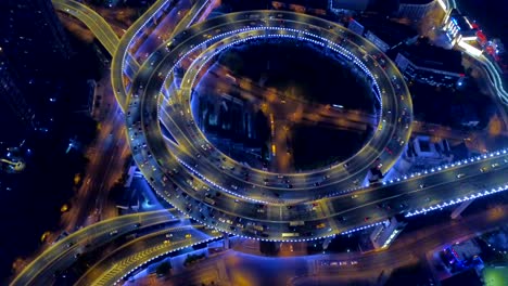 vista aérea de la rotonda del puente nanpu, centro de shanghai, china. distrito financiero y centros comerciales en la ciudad inteligente de asia. vista superior de rascacielos y edificios de gran altura por la noche.